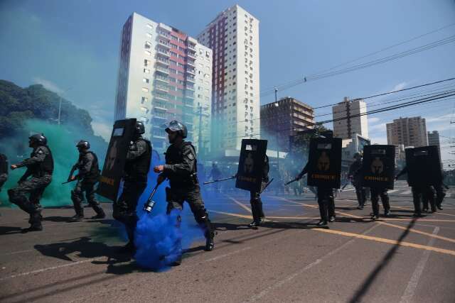 Com fuma&ccedil;as azul e verde, Batalh&atilde;o de Choque arranca gritos no 7 de Setembro