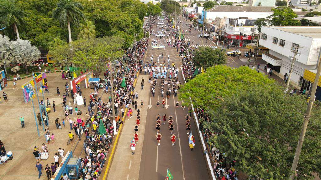 Com 8.100 participantes, Dourados tem maior desfile de sua história