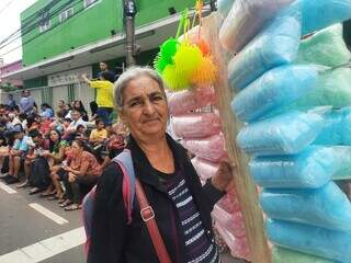 Deuza vende algodão-doce e pretende lucrar R$ 350. (Foto: Caroline Maldonado)