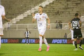 Fernandão comemora gol que abriu o placar diante o ABC. (Foto: Victor Souza/Tombense)