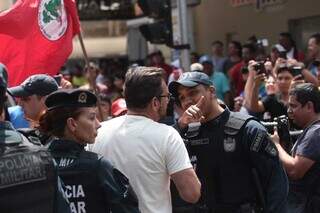 Agente da PM discute com deputado estadual Pedro Kemp em cruzamento da Rua 13 de Maio e Avenida Afonso Pena (Foto: Marcos Maluf)