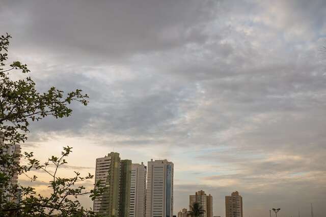 Quinta-feira ser&aacute; de calor de 39&ordm;C com pancadas de chuva