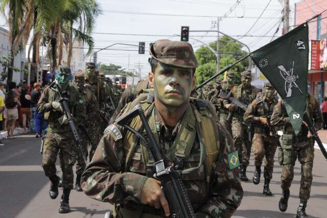 Popula&ccedil;&atilde;o lota centro para prestigiar desfile da Independ&ecirc;ncia 