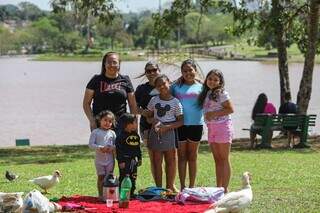 Luciana Ferreira e filhos, no Parque das Nações, durante feriado de independência (Foto: Henrique Kawaminami)