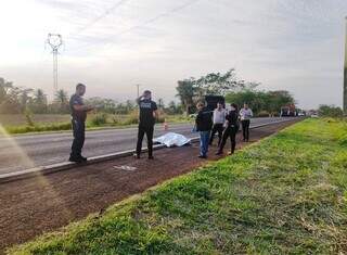Policiais no local onde rapaz foi encontrado morto, na BR-376, hoje de manhã (Foto: Adilson Domingos)