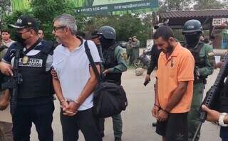 De camiseta branca, &#34;Tio Arantes&#34; ao lado de Dominik, outro preso brasileiro entregue pelas autoridades bolivianas à PF nesta tarde (Foto: Ercel Puerto Quijarro/Divulgação)