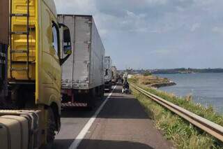 Caminhões em congestionamento nas proximidades de ponte sobre o Rio Paraná (Foto: Direto das Ruas)