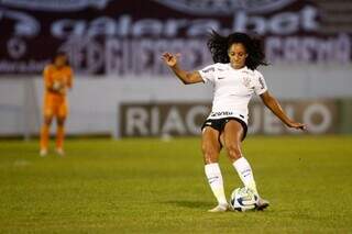 Lateral Yasmin bate na bola em lance da final do Brasileirão (Foto: Rodrigo Gazzanel)