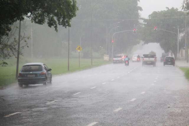 Aviso se confirma e Campo Grande tem registro de chuva no come&ccedil;o da tarde 