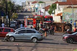 Caminhonete tomba em cruzamento com sem&aacute;foro desligado