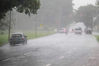 Chuva na Avenida Vereador Thyrson de Almeida na região do Aero Rancho (Foto: Juliano Almeida)