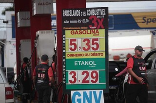 Placa mostra diferença do preço do etanol e gasolina, no posto Alloy, na Avenida Fernando Corrêa esquina com a Rua 14 de Julho (Foto: Marcos Maluf)