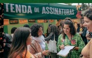 Ativistas voluntários de todo o país estão montando banquinhas de assinatura durante a semana que é celebrado o Dia da Amazônia (Foto: Divulgação)