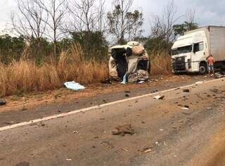 Corpos das vítimas ficaram na cabine do caminhão e no acostamento da rodovia. (Foto: Site Notícia Extra)