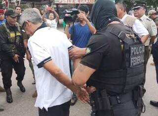 Momento que policial federal algema José Cláudio Arantes antes de colocar em viatura (Foto: Ercel Puerto Quijarro/Divulgação)