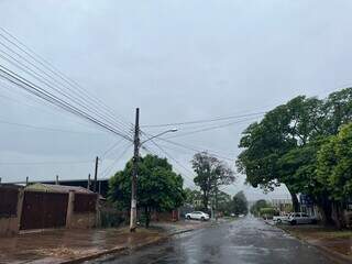 Chuva desta sexta-feira na região sul de Dourados (Foto: Helio de Freitas)