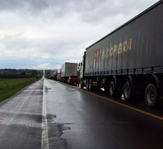 Rodovia 163 registra acidente e engarrafamento em Campo Grande