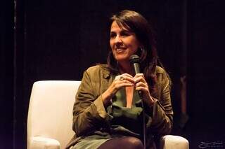 Pela 1&ordf; vez na Capital, Martha Medeiros participa da 35&ordm; Noite da Poesia 
