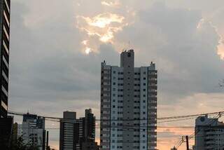Sol tenta aparecer entre nuvens nesta manhã na Capital (Foto: Marcos Maluf)