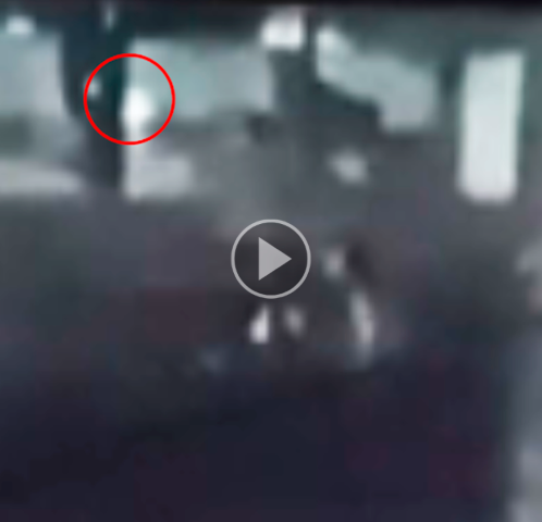 V&iacute;deo mostra pistoleiros de moto atirando mais de 50 vezes em casa de ju&iacute;zas