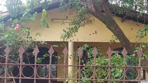 Casa de ju&iacute;zas &eacute; alvo de mais de 50 tiros na fronteira com o Paraguai 