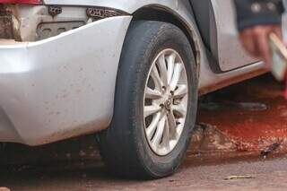 Carro dirigido por adolescente bate em poste e passageiro fica inconsciente