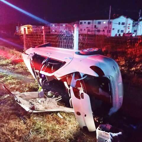 Carro capota e bombeiros cortam teto de ve&iacute;culo para socorrer jovem 