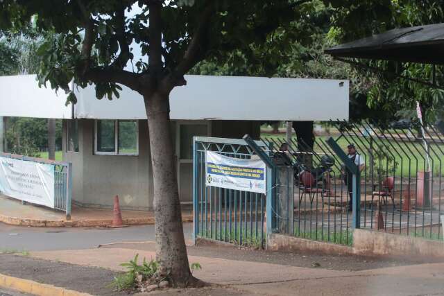Assaltantes levam armas de vigilantes da guarita do Hospital Regional