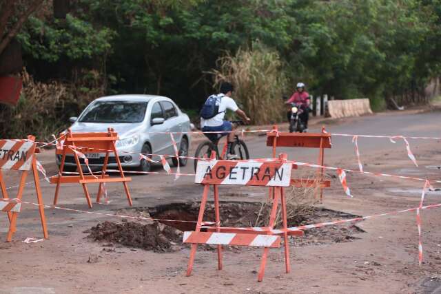 Buraco aberto durante chuvarada provoca interdi&ccedil;&atilde;o de meia pista na Rua Catigu&aacute;