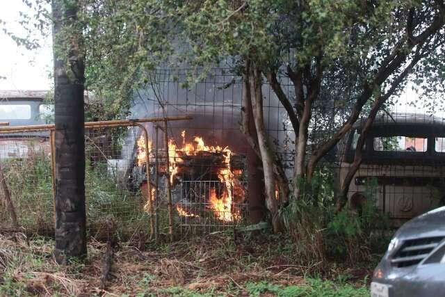 Kombi pega fogo a 170m de acidente com carro desgovernado