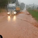 Trecho de rodovia vira rio de lama na região sudeste de MS