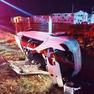 Carro capota e bombeiros cortam teto de ve&iacute;culo para socorrer jovem 