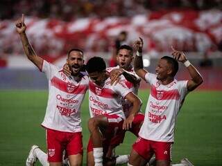 Jogadores do CRB comemoram gol, marcado por João Paulo. (Foto: Francisco Cedrim/CRB)