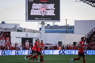 Jogadores comemoram gol marcado por Batalhas, no Estádio Antõnio Accioly. (Foto: Ingryd Oliveira/Atlético-GO)