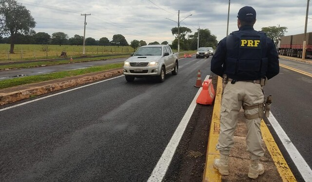 Boliviana &eacute; presa na BR-262 com 31 quilos de pasta base no corpo