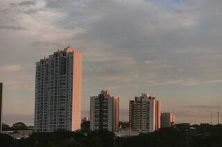 Amanhecer em Campo Grande com o céu entre nunves por volta das 6h (Foto: Marcos Maluf) 
