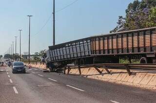 Carreta ficou atravessada em cima de mureta da Duque de Caxias (Foto: Marcos Maluf)&nbsp;