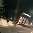 Motorista perde controle e carreta fica atravessada em mureta na Duque de Caxias
