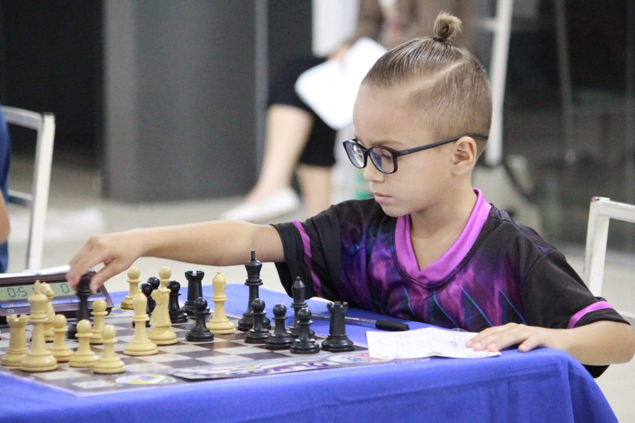 Inspirado por série, estudante da Capital quer disputar campeonato de xadrez