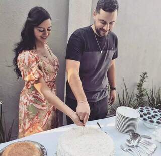 Em 2021, o casal noivou durante uma festa surpresa. (Foto: Arquivo pessoal)