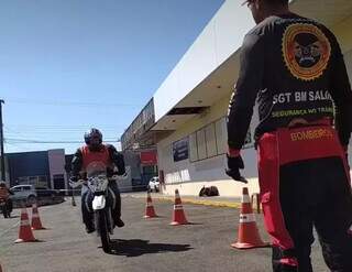 Curso de mobilidade com motos, oferecido pelo Corpo de Bombeiros (Foto: Reprodução/Instagram)