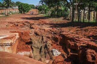 Moradores temem que buraco cresça e arraste as moradias para o córrego (Foto: Henrique Kawaminami)