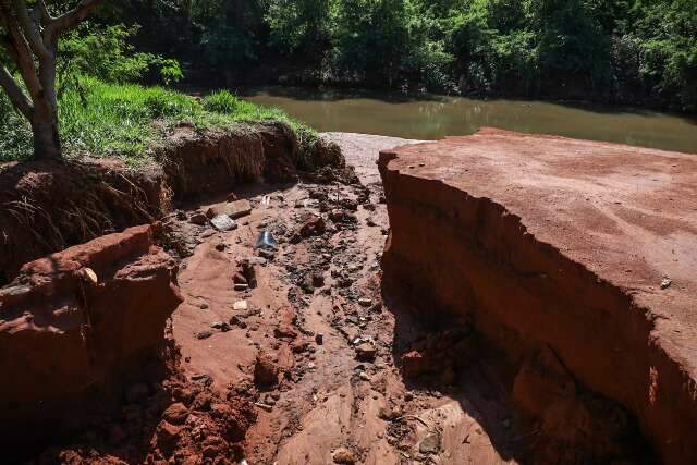 Moradores temem que eros&atilde;o arraste casas para nascente de c&oacute;rrego 