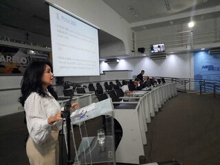 Secretária de Finanças do município, Márcia Hokama, participou da audiência (Foto: Caroline Maldonado)