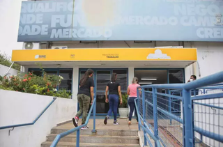 Candidatos a vagas de emprego entrando no prédio da Funsat (Foto: Paulo Francis)