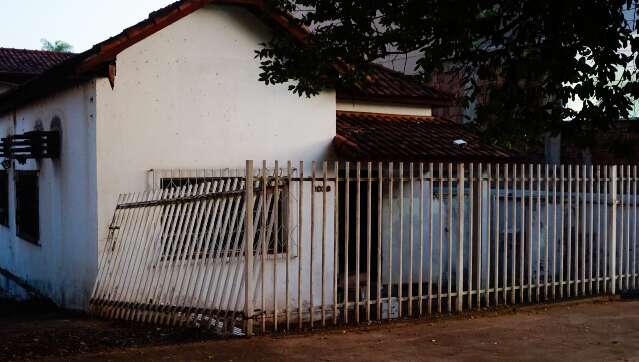 Corpo &eacute; achado depois de vizinhos estranharem carro abandonado no Centro