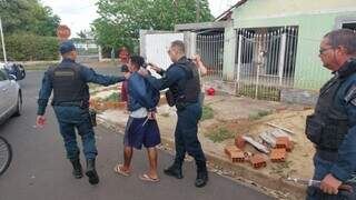 Rosenildo de Jesus Barbosa sendo preso por policiais militares. (Foto: Site Rádio Caçula)