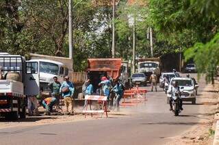 Reparo emergencial está sendo feito e trânsito controlado no local (Foto: Henrique Kawaminami)