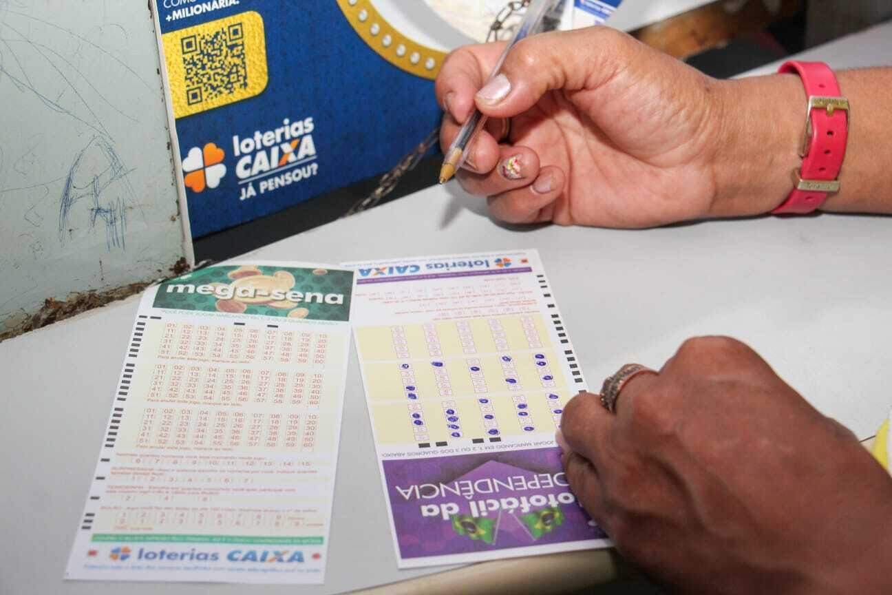 Na hora de apostar na loteria, leitores jogam tanto sozinho quanto em bolões
