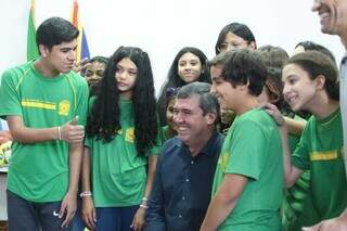 Governador posa com alunos da Escola Maria Constança de Barros (Foto: Marcos Maluf)
